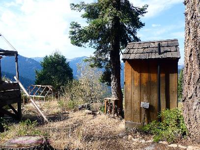 HST-2020-toilet8  High Sierra Camp-Bearpaw  w.jpg (613386 bytes)